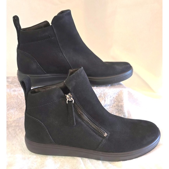 Ecco Boots Women\'s Size 5-5.5 Black Soft  Leather Ankle Bootie Sneaker Clean